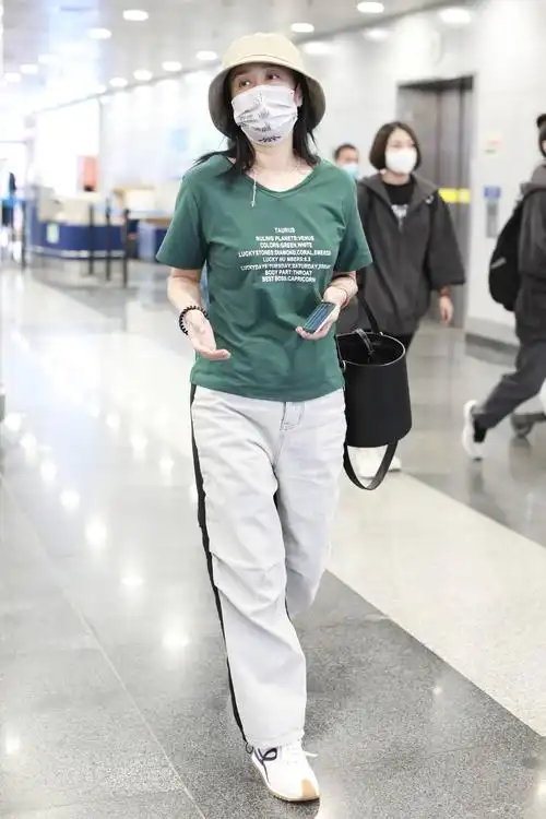 那英全副武装休闲随性 一路语聊见镜头挥手超亲和