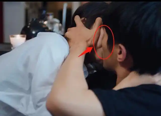谭松韵强吻刘昊然后者耳根逗笑观众有谁注意到谭松韵的嘴唇