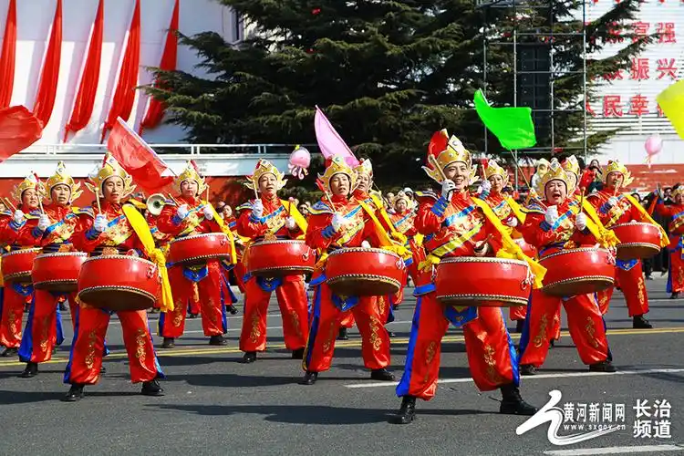 万人同庆长治市元宵节社火表演闹得不一般