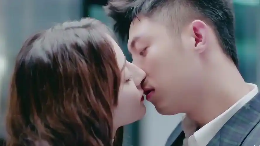 幸福触手可及迪丽热巴黄景瑜二人戏中深情相拥吻得那么真那么自然