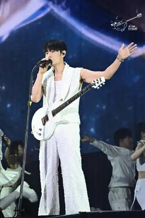 李荣浩佛山演唱会##李荣浩手臂肌肉