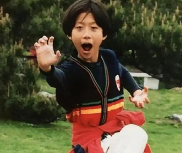 父亲早年是戏剧演员,所以家境还不错,张一山小时候也跟随父亲学戏曲