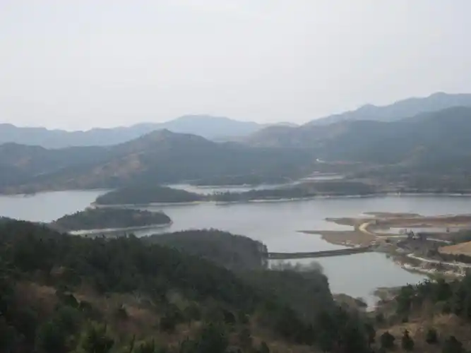 月亮湖原生态景区,位于武汉 a target="_blank" href="/item/黄陂区