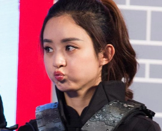 嘟嘴的赵丽颖,你们有没有被萌到,反正我是被萌到了!