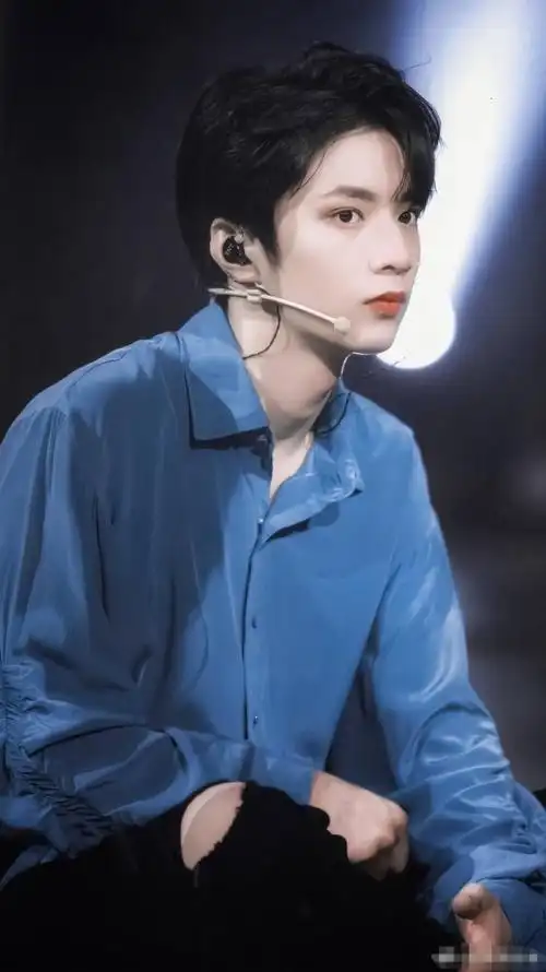 刘耀文楼梯间小成本背头大片,拍出了高级感,帅哥的脸和大长腿好绝!