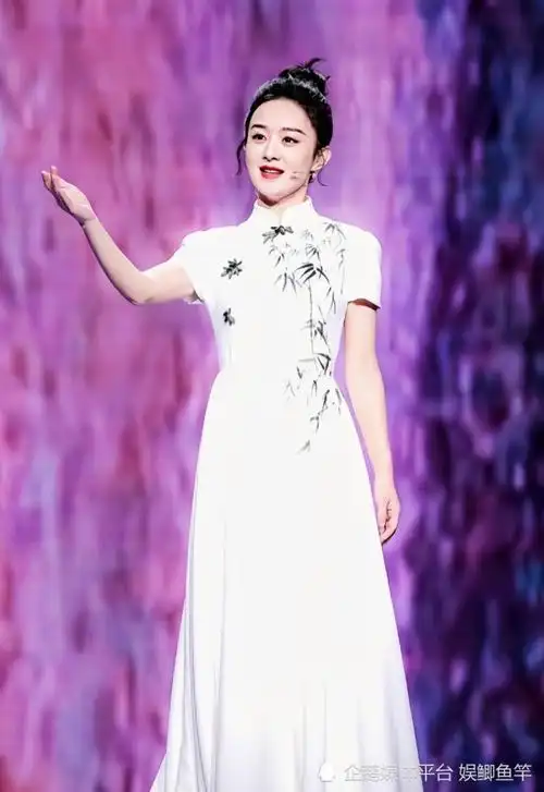 35岁赵丽颖春晚造型国风墨竹长裙美得宛如画中仙子