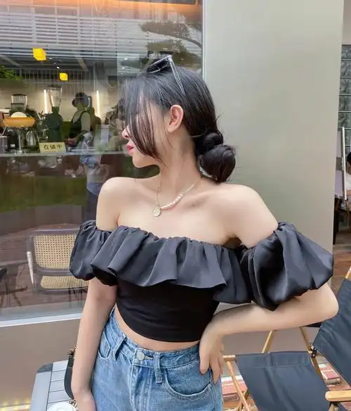 15892谁说肉肉女生不可以穿一字肩