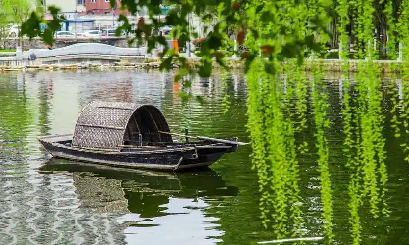 乌篷船上,时光缓慢悠长