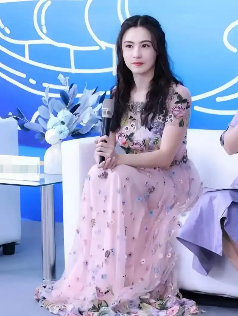 张柏芝的身材虽然发福了,但却更加散发出性感迷人的气质.