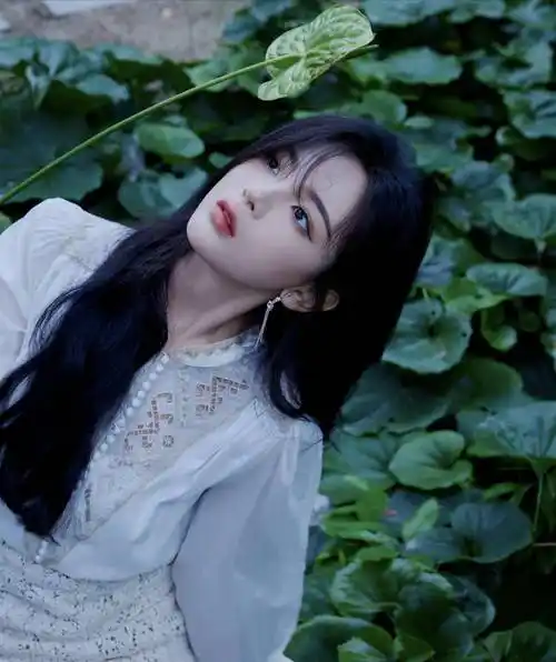 女星杨超越时尚写真:清纯甜美,小家碧玉