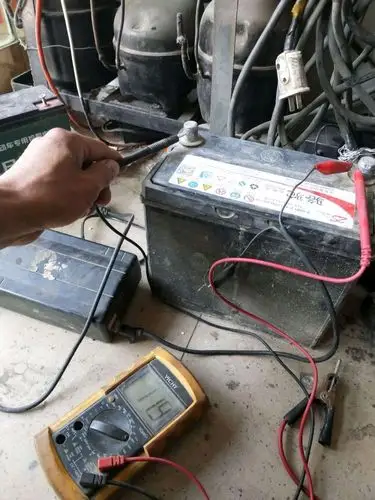 电瓶车放了几月充不起电,充电器不变灯,是不是电瓶坏了?