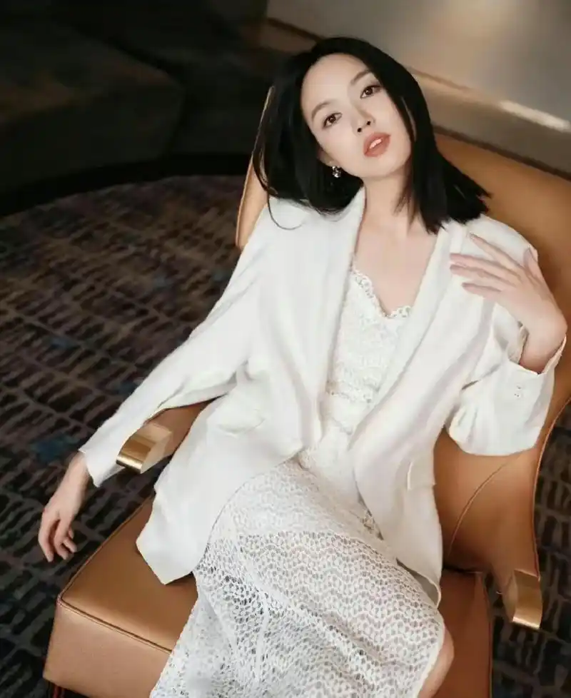 网友:张梓琳蕾丝连衣裙写真,这身材,颜值和气质,真是无敌了