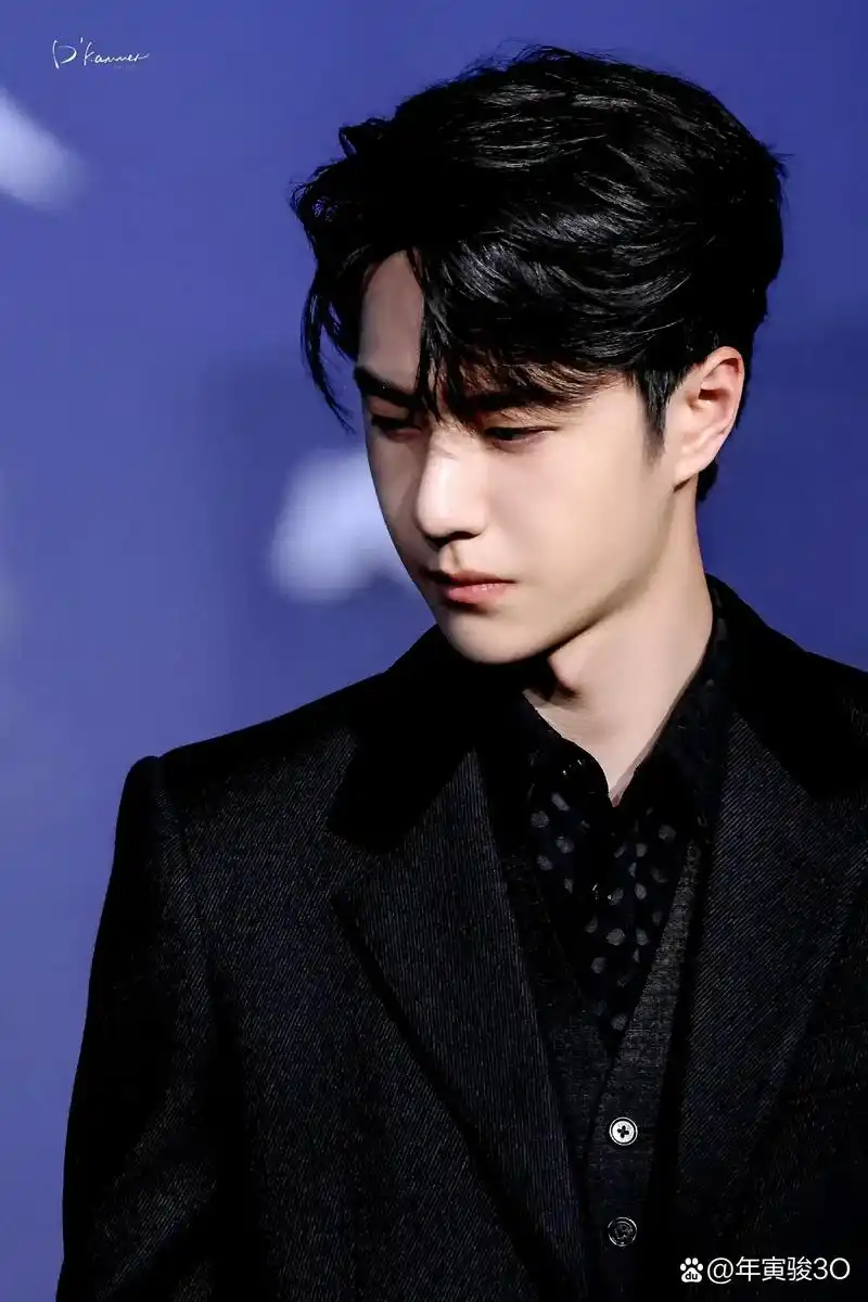 "黑衣王子,王一博,亮相!95身穿黑色衬衫与外套,卷曲短发侧身迷人.