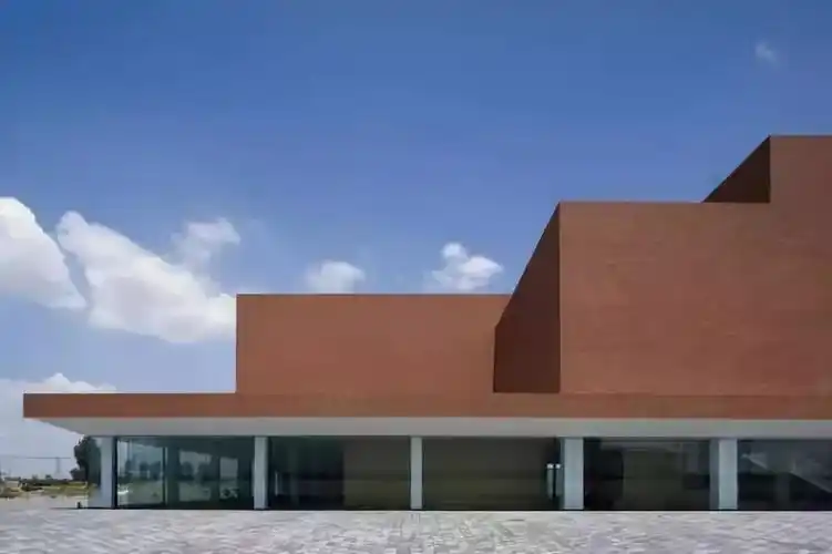 这里是北京的另一个艺术中心下高速左转,便到了宋庄由天安门,沿西长安