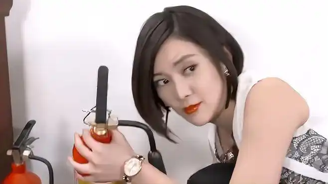 爱的阶梯:罗珊被袭击,找路风来救她,谁知路风屋里走出个美女-影视综