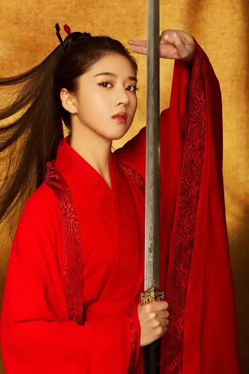 小花李凯馨新曝光的这组红衣女侠写真好霸气,高马尾简单利落,手持长剑