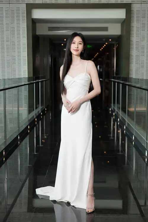 天使降临!张俪白色吊带裙写真,清新脱俗,纯净如天使
