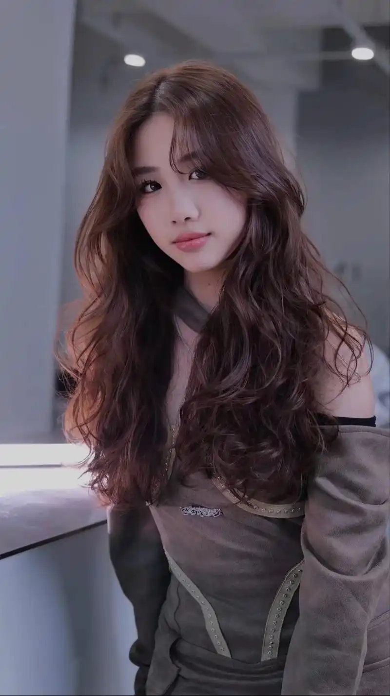 女生减龄烫发发型推荐 适合中长发女 生的法式蛋卷头卷度慵懒自然,比