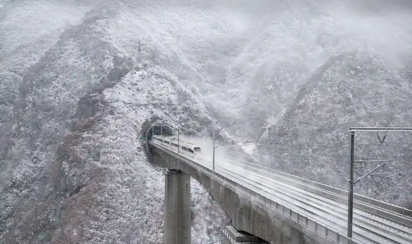 华灯初上还有人来观展,几个人在研究这张风雪高铁照片是怎么拍出来的