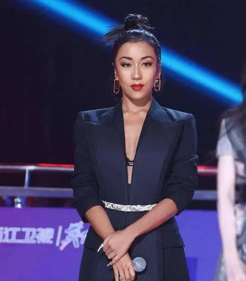 吉克隽逸在娱乐圈的道路上,曾一度因个人生活的过度曝光而引起争议.