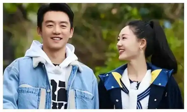 郑恺亲吻苗苗滑伞,撒糖画面超甜蜜,妻子被嘲心机重|妻子的浪漫旅行