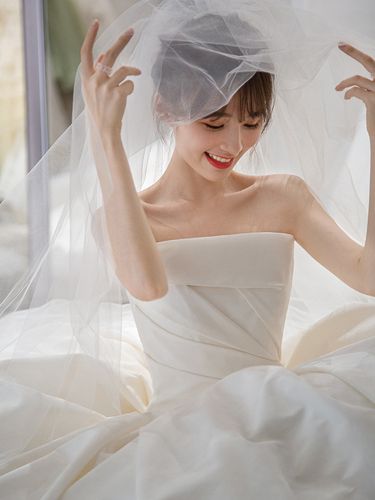 缎面抹胸主婚纱女2022新款新娘简约大气法式大拖尾气质优雅主婚纱