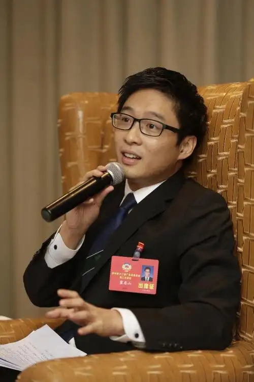 (3)霍启山从小在英国读书,假期时经常跟随爷爷霍英东去内地,比如广州