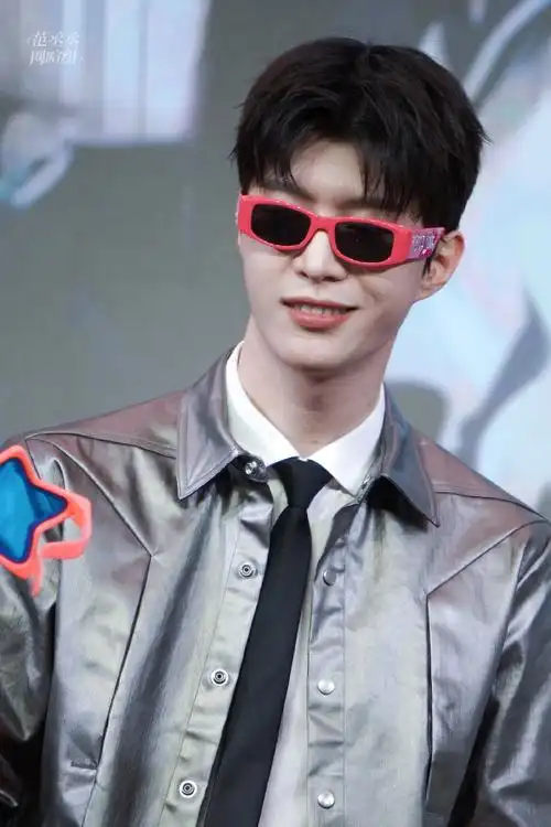 范丞丞要久久爱#fcc#范丞丞蒋翼#今日份可爱的丞丞哥帅照来啦!