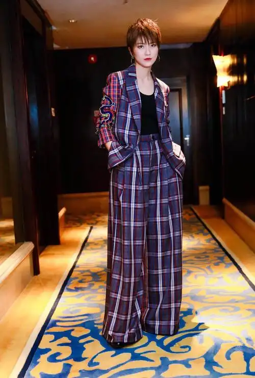 蔡淳佳短发写真清新迷人 西装阔腿裤前卫帅气