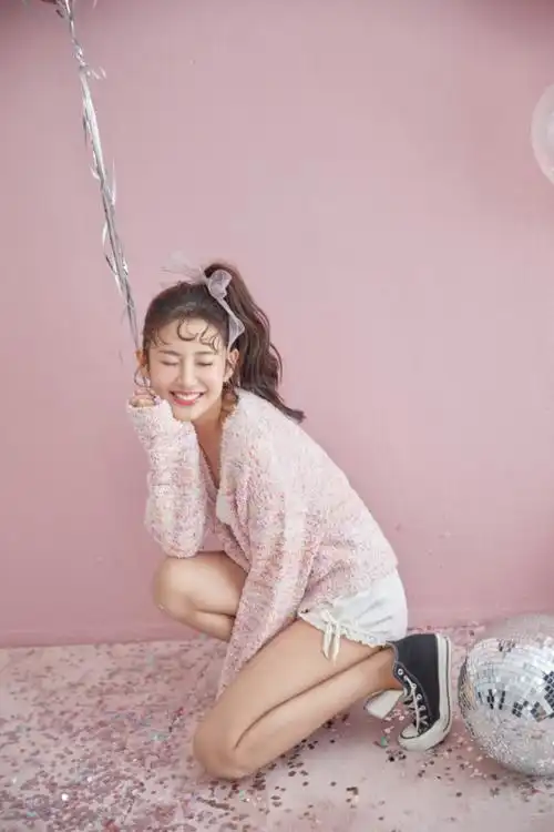 陈赫老婆张子萱晒性感美照,粉嫩着装秀蛮腰长腿,越活越少女