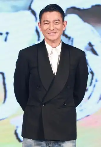 刘德华穿上红色夹克,搭一条卷边牛仔裤,时髦得似年轻人!