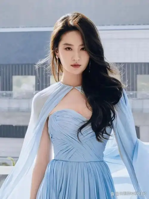 不信你看看郭碧婷最近出现的照片就知道了,没结婚长发的她就是青春美