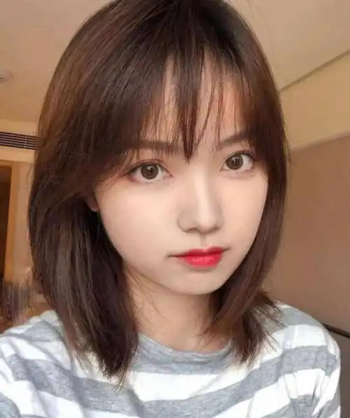 她选择的是这一种齐刘海式的2022锁骨发型,这样的减龄锁骨发型是碎发