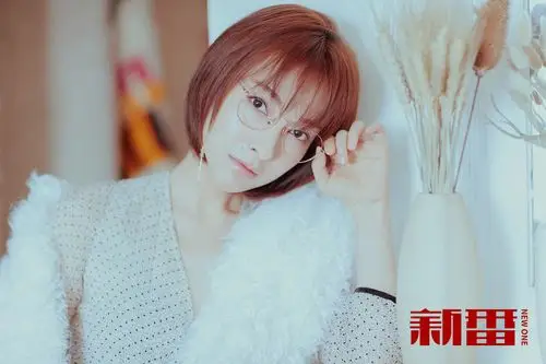 近日吴昕曝光了一组全新的冬日写真照照片中的吴昕灵动多变活力值满满