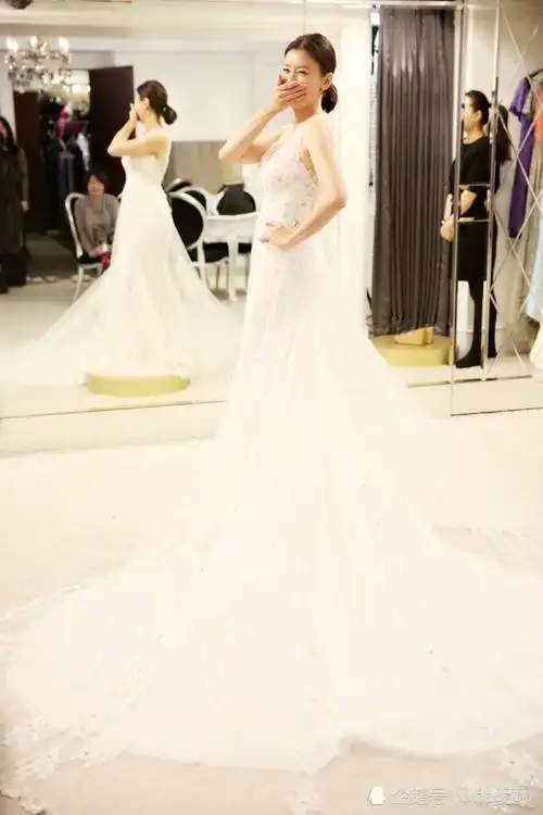 冻龄女神贾静雯,穿纯白婚纱与咘咘亲密合照,幸福且温馨,岁月真