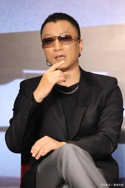 他饰演的黑社会老大"刘华强"给我们留下了深刻的印象.