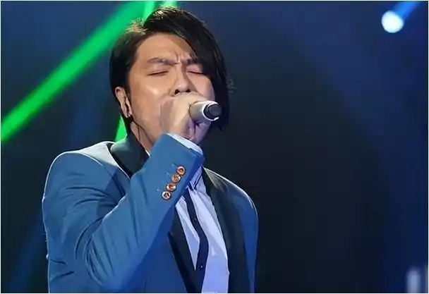 7位过气歌手摆摊卖唱靠粉丝接济患精神病心酸各有不同