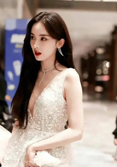 古力娜扎深v透视纱裙红毯礼服魅力美照,娇艳如花,时尚魅力!_照片_很漂