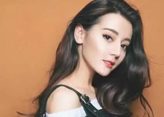 胡歌八字命理迪丽热巴命理丈夫时代开运,男生比女生还漂亮怎么看也