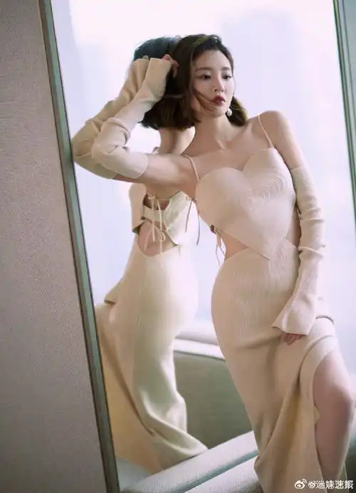 唐艺昕露腰#唐艺昕分享最新营业大片,美女状态也太好了吧,好精致的