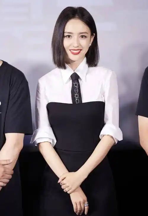 佟丽娅果然真会穿,一件基础款连衣裙穿搭,意外穿出高级感_显得_发型