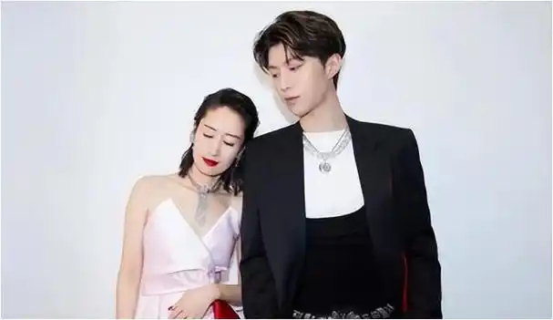 同陷未婚生子传闻范丞丞含糊其辞王一博果断辟谣