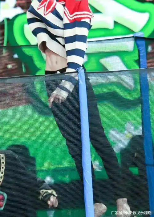 让人无法抗拒的腹肌:易烊千玺