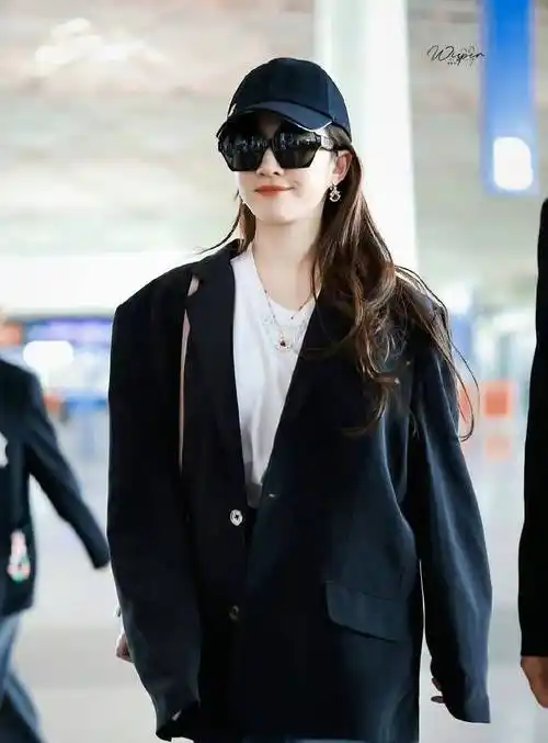 刘亦菲在机场上亮相引热议!罕见露腰真美,"百万造型"高调炫富