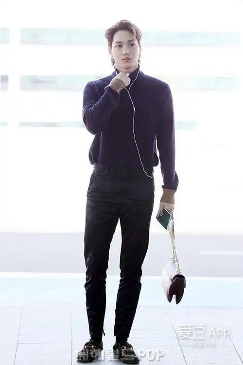 kai二度受邀出席guccishow精致装扮现身仁川机场