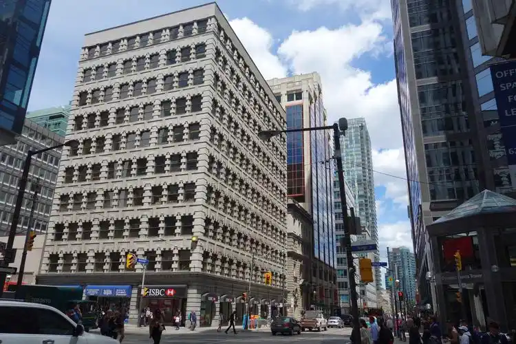 多伦多是加拿大的金融中心其工商业和银行业都很发达可谓是加拿大的