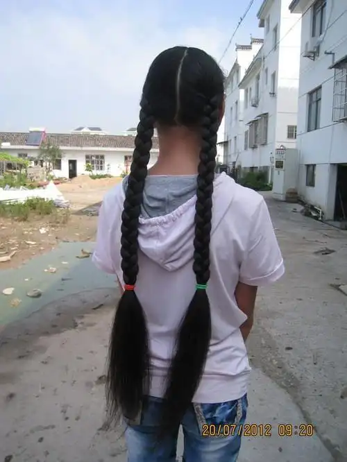 初中女生的粗长辫 - [中国长发网]