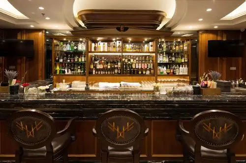 中央酒吧区实景照片 璀璨的灯光在微暗气氛托送下照射在玻璃器皿上,每