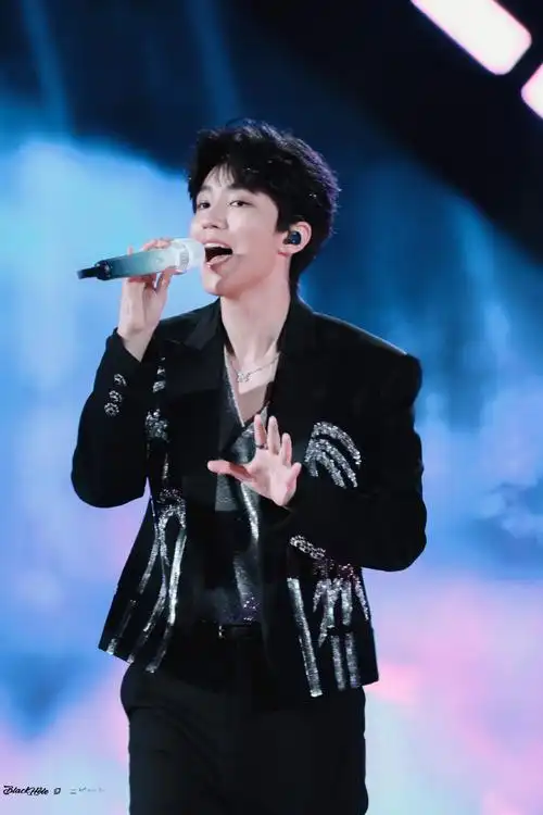 王俊凯蔡依林同台#  舞台常见@tfboys-王俊凯