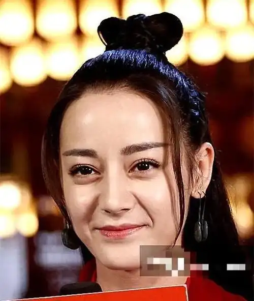 热巴最新生图变脸皮肤暗黄脸上卡粉下巴变尖鼻子怪异认不出